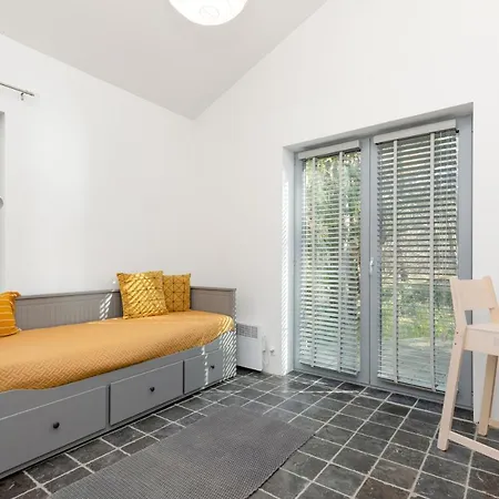 Dom wakacyjny Quiet House Near The By Renters
